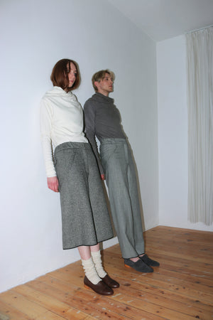 One-seam cigarette wool trousers